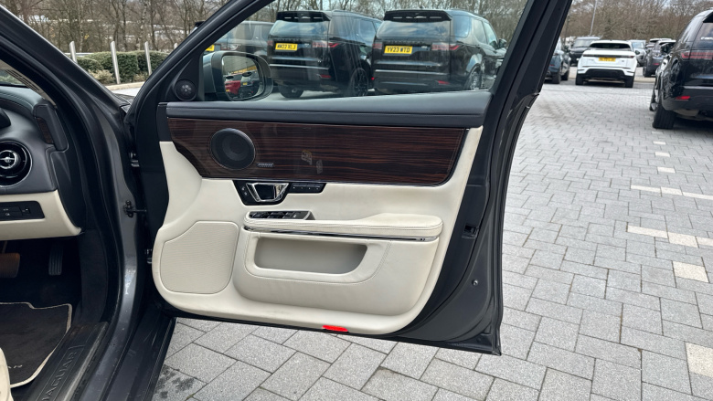 Jaguar XJ 3.0d V6 Portfolio 4dr Auto Diesel Saloon